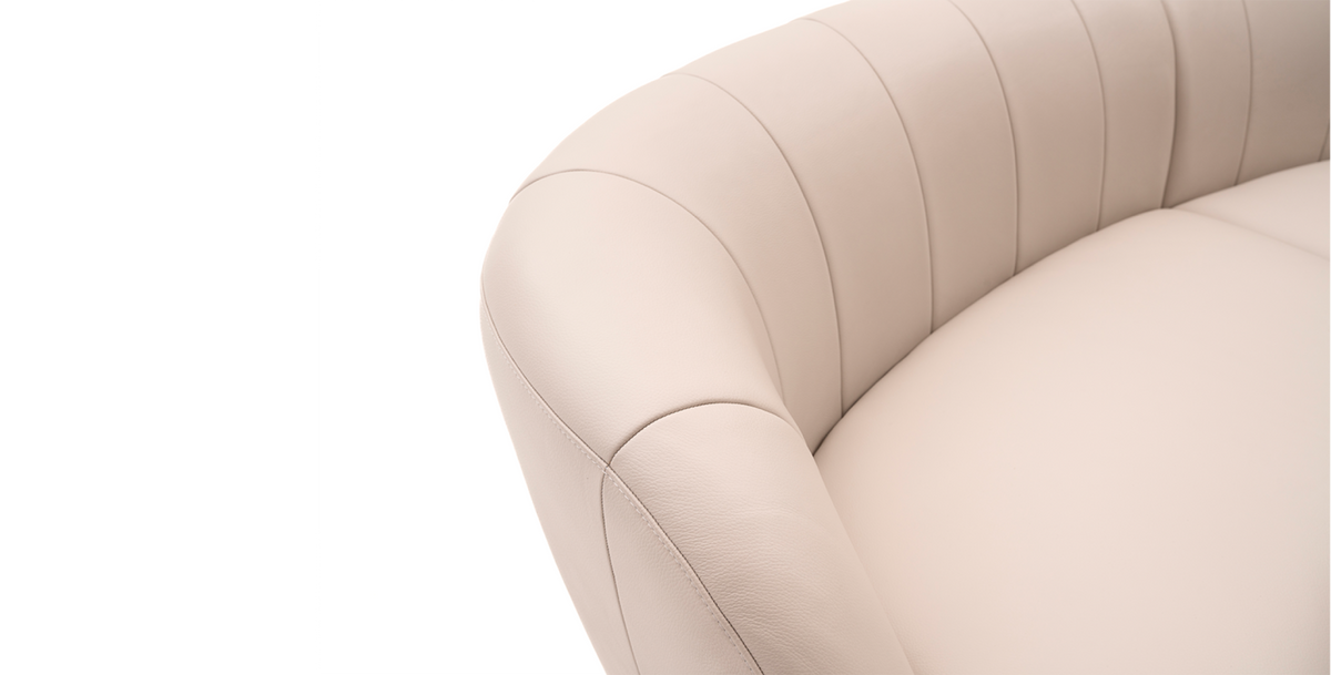 Sofá Algar em couro natural — detalhe braço