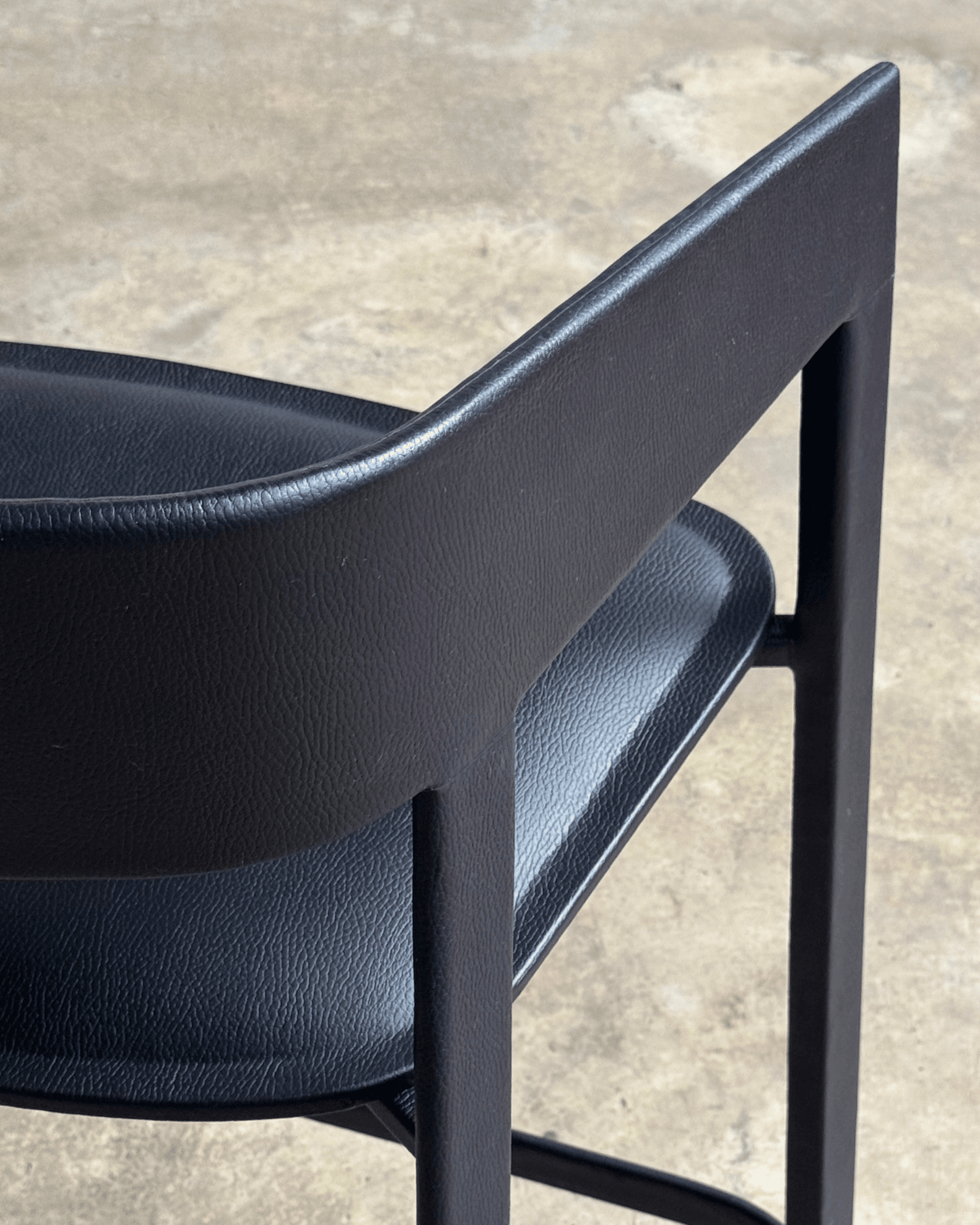Banqueta em Metal e Couro - Kora