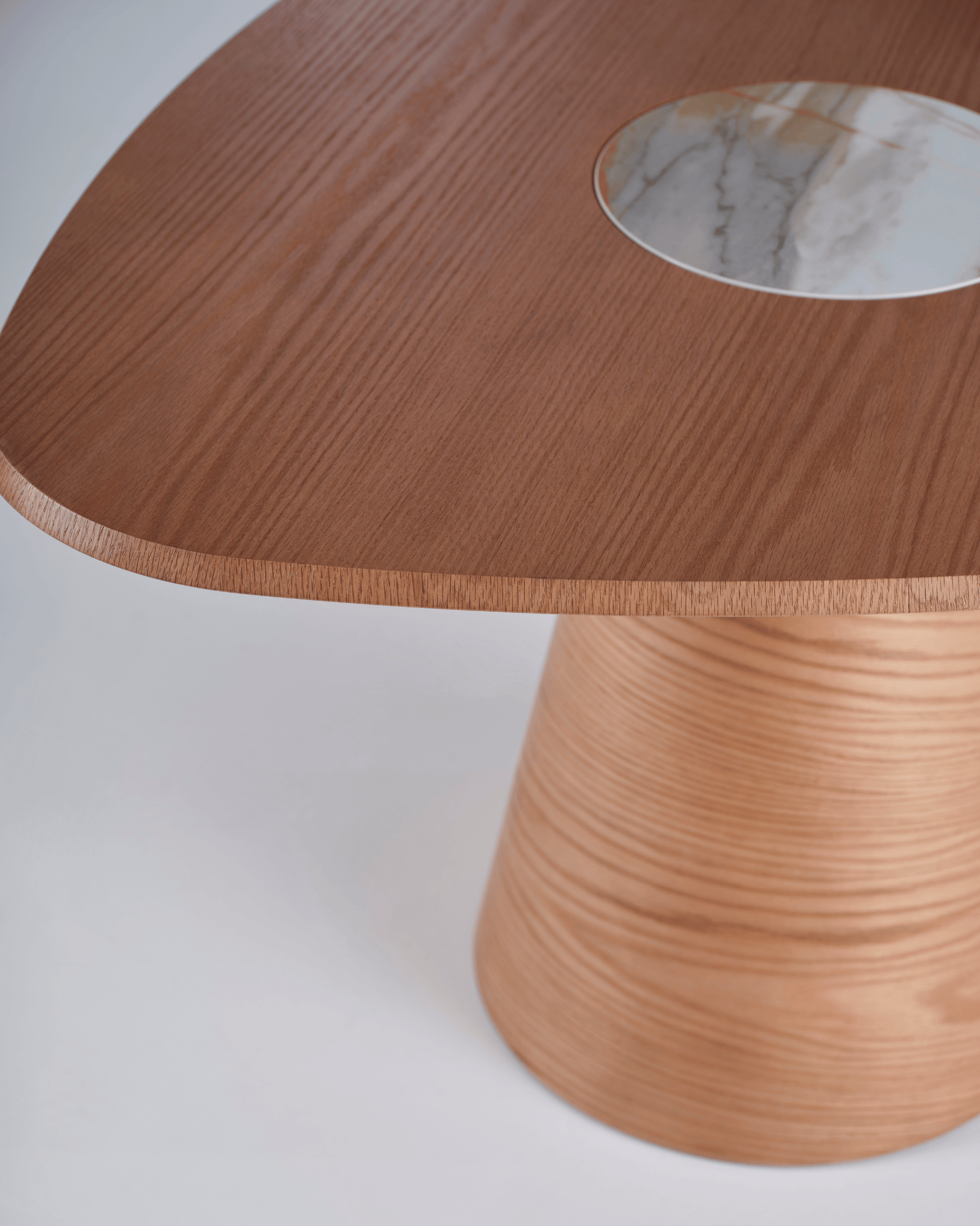 Mesa de Jantar Orgânica Opa Zen com Mármore Evoluto