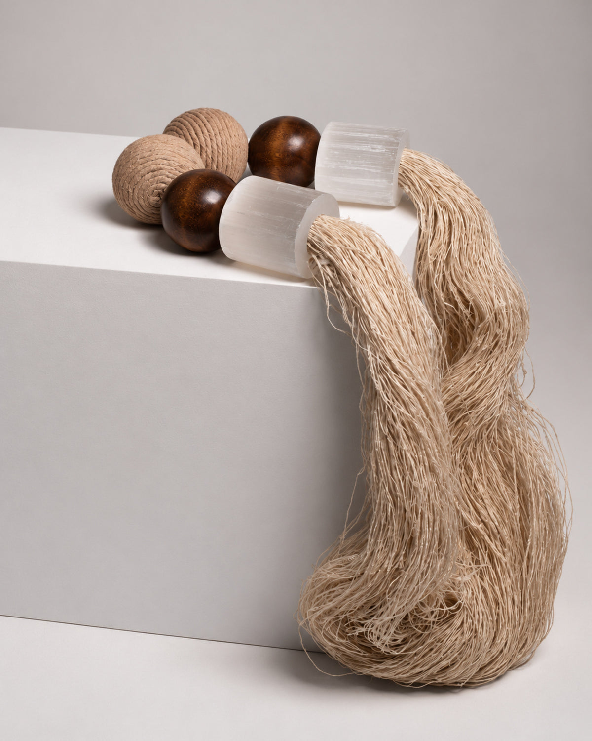 Colar de Mesa C143 – Pedra Selenita e Fio Natural — peça individual
