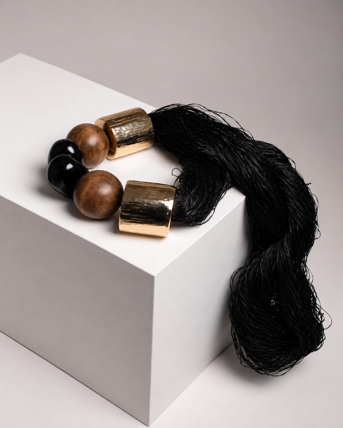 Colar de Mesa C338 - Fio Rústico Obsidiana Preta e Selenita 18k — Cor Fio Preto — peça individual