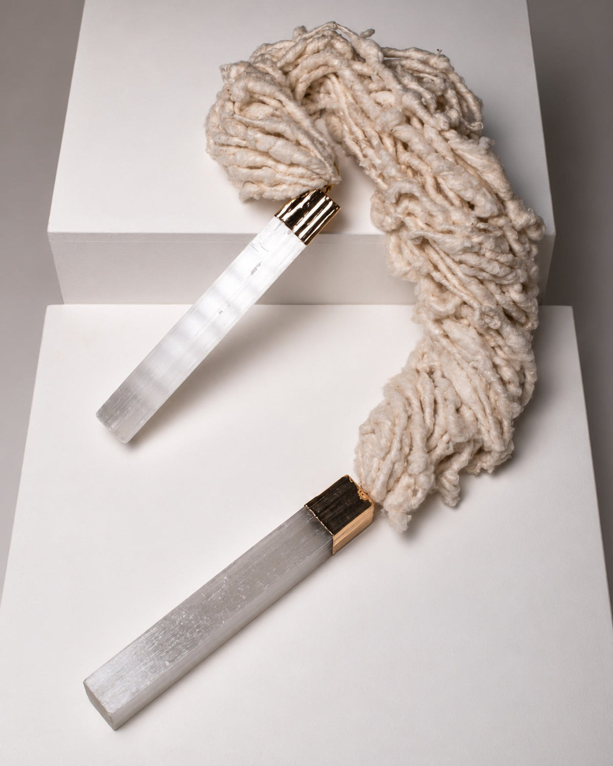 Colar de Mesa C137 - Fio Natural e Selenita com Banho Ouro 18k