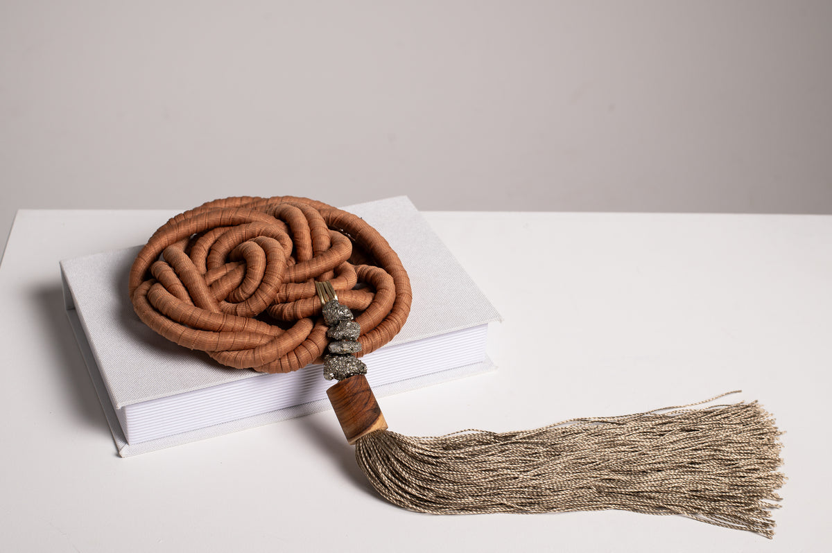 Colar de Mesa C113 Camel com Pirita