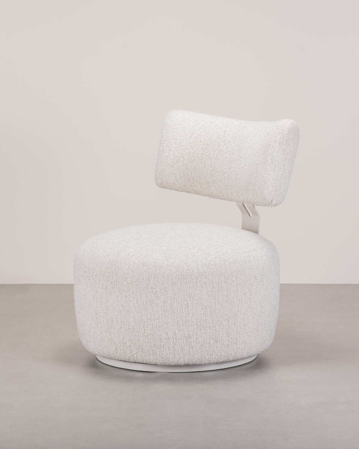 Poltrona Amaro — vista completa em três quartos, bouclé e estrutura off-white, foto original IUMMI