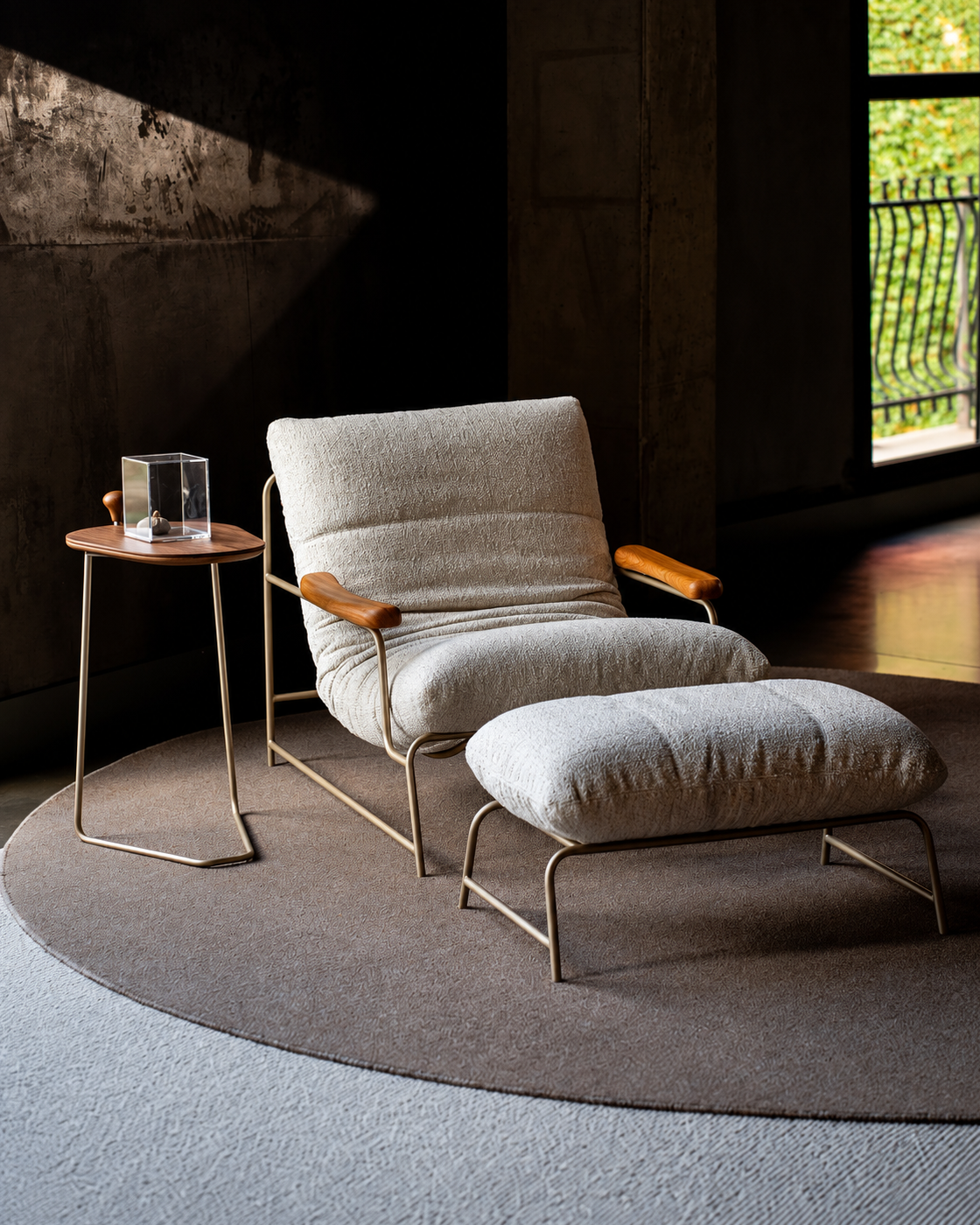 Poltrona Naox — composição com apoio de pés e mesa lateral