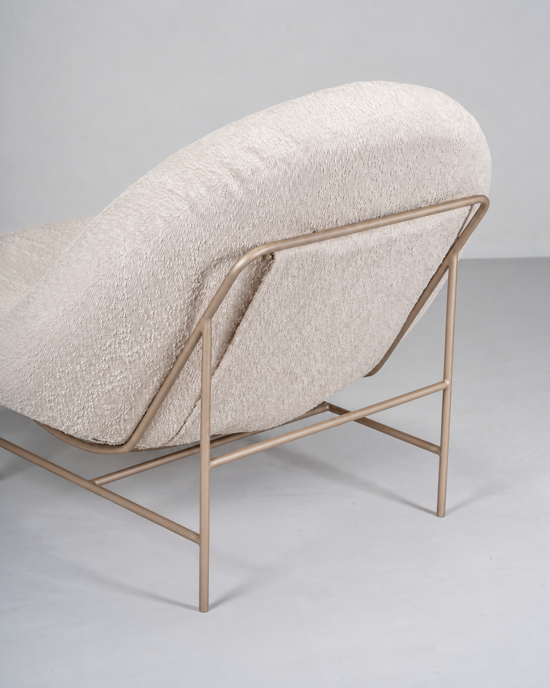 Poltrona Lun — detalhe do encosto e estrutura