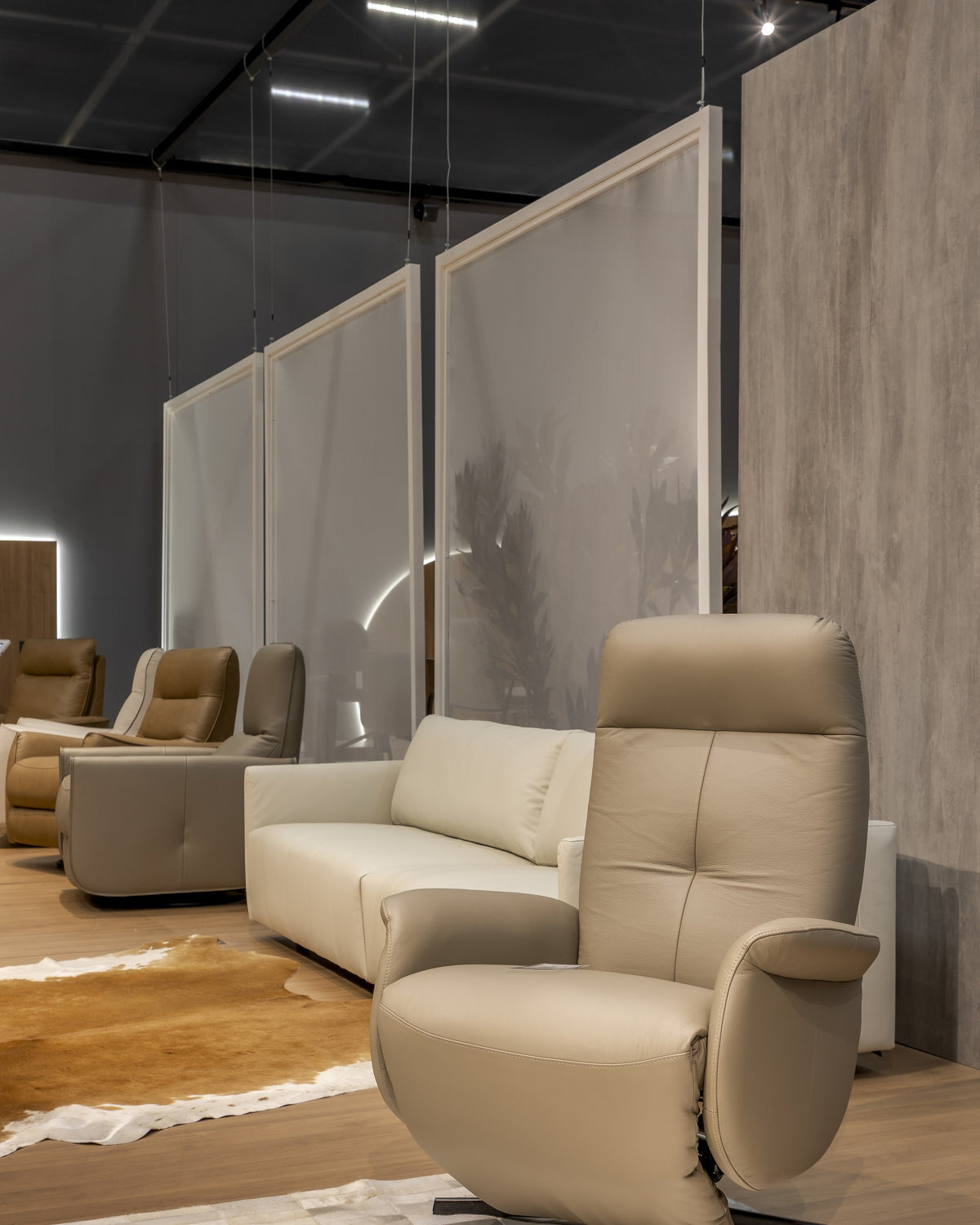 Poltrona Evor — ambiente showroom Grano Mineral