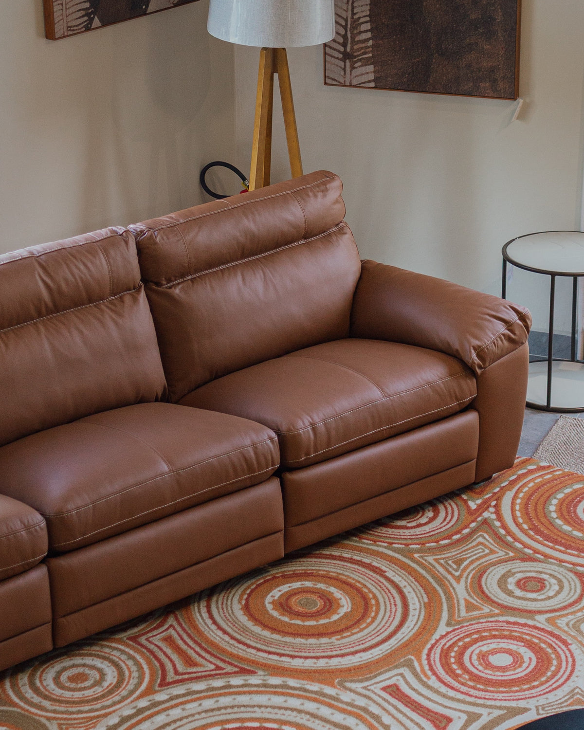Sofá Couro Natural Reclinável Elétrico Colle — lifestyle sala