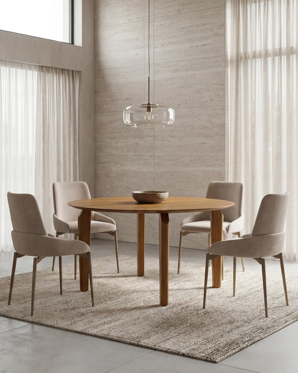 Mesa de Jantar Redonda Itaúnas em ambiente com cadeiras