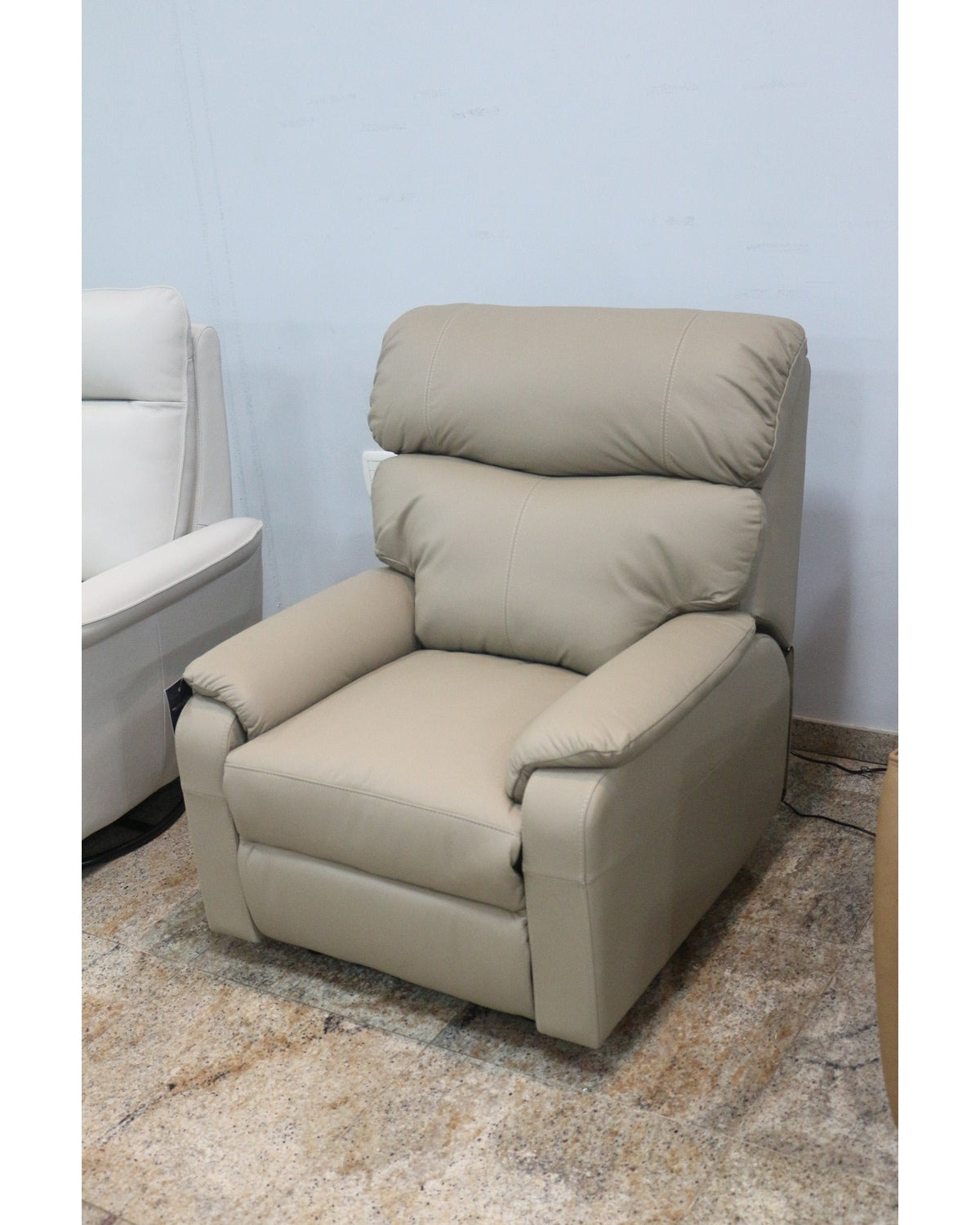 Poltrona Couro Natural Reclinável Elétrico Veron - PROMOCIONAL — vista em showroom; demais móveis e acessórios apenas ambientação.