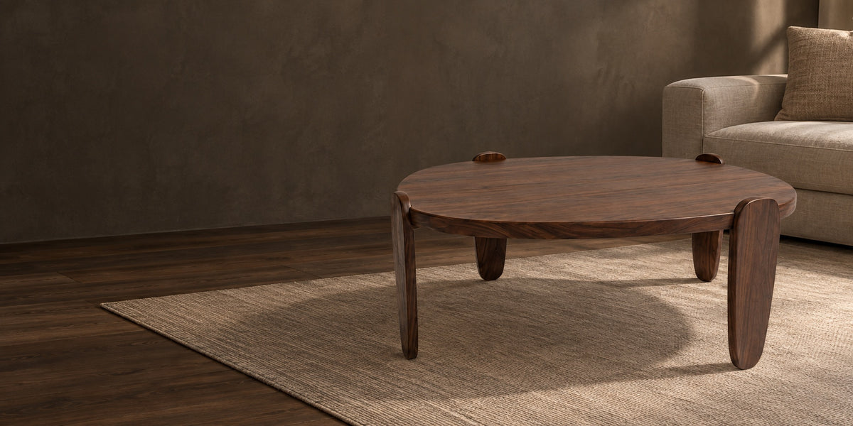 Mesa de Centro Pinhão em ambiente editorial escuro