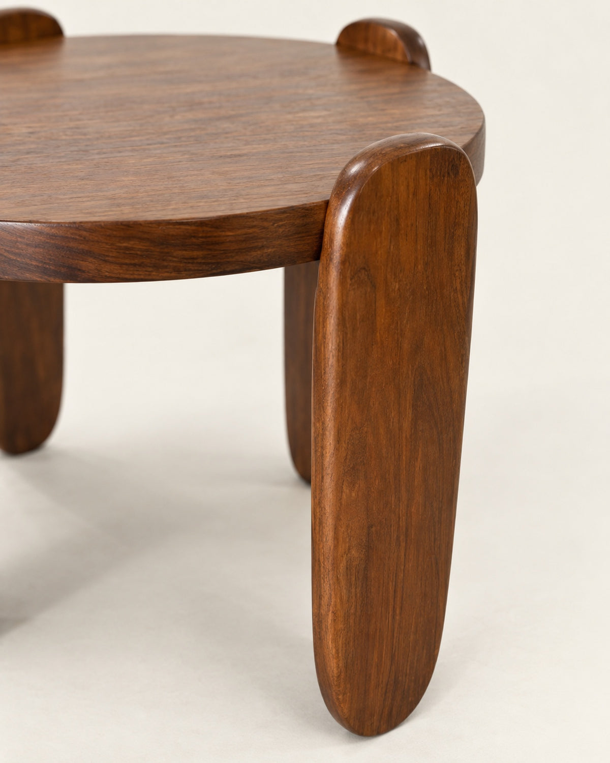 Detalhe do tampo e dos pés arredondados da Mesa Lateral Pinhão