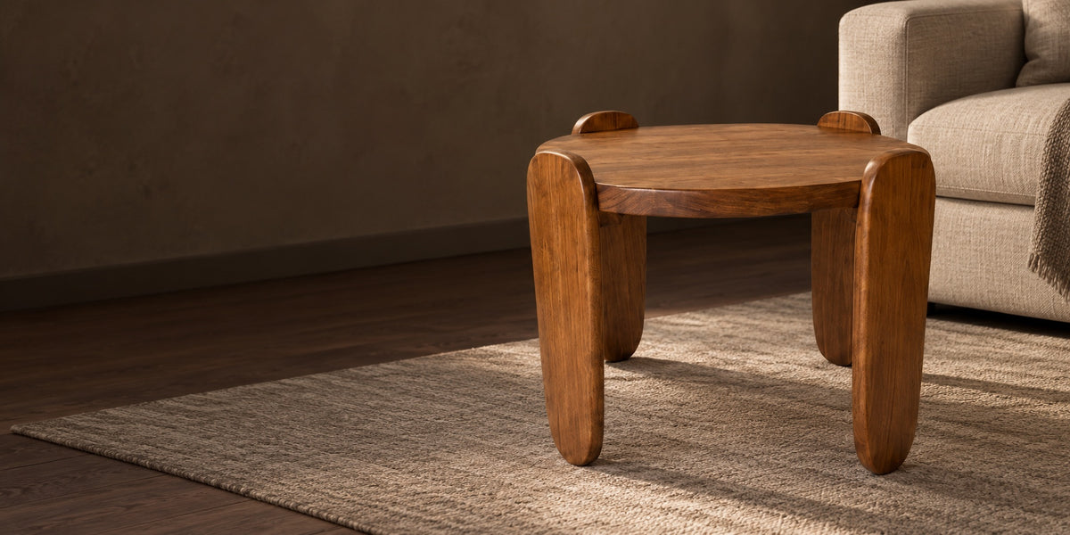 Mesa Lateral Pinhão em ambiente editorial escuro