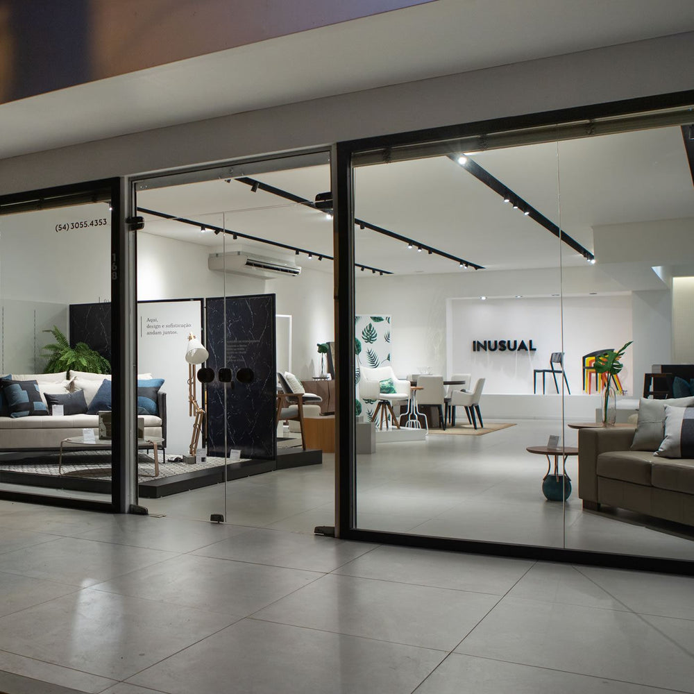 Fachada envidraçada do showroom Inusual em Bento Gonçalves