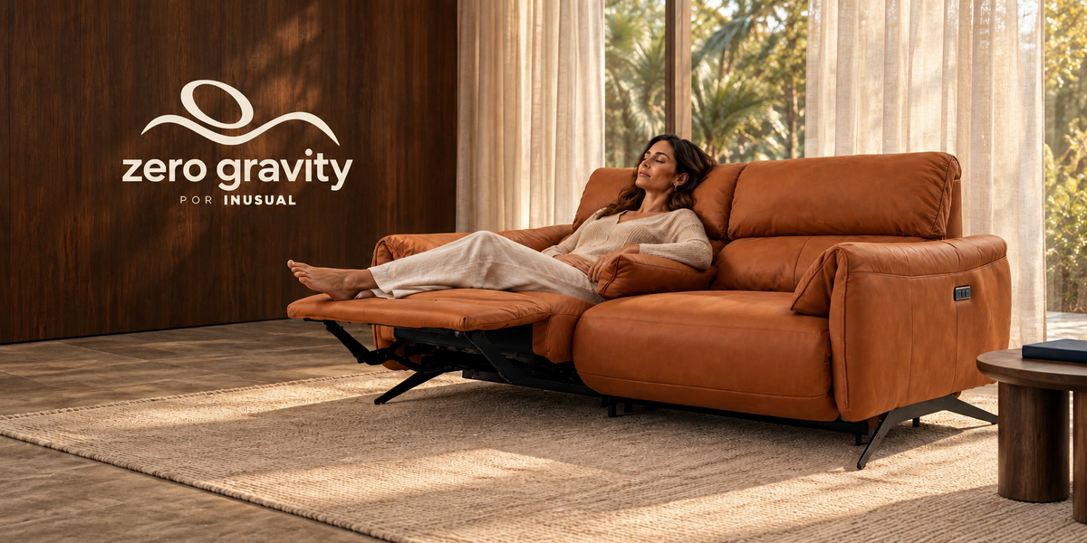 Zero Gravity por Inusual — mulher descansando em sofá de couro caramelo com apoio de pernas elevado