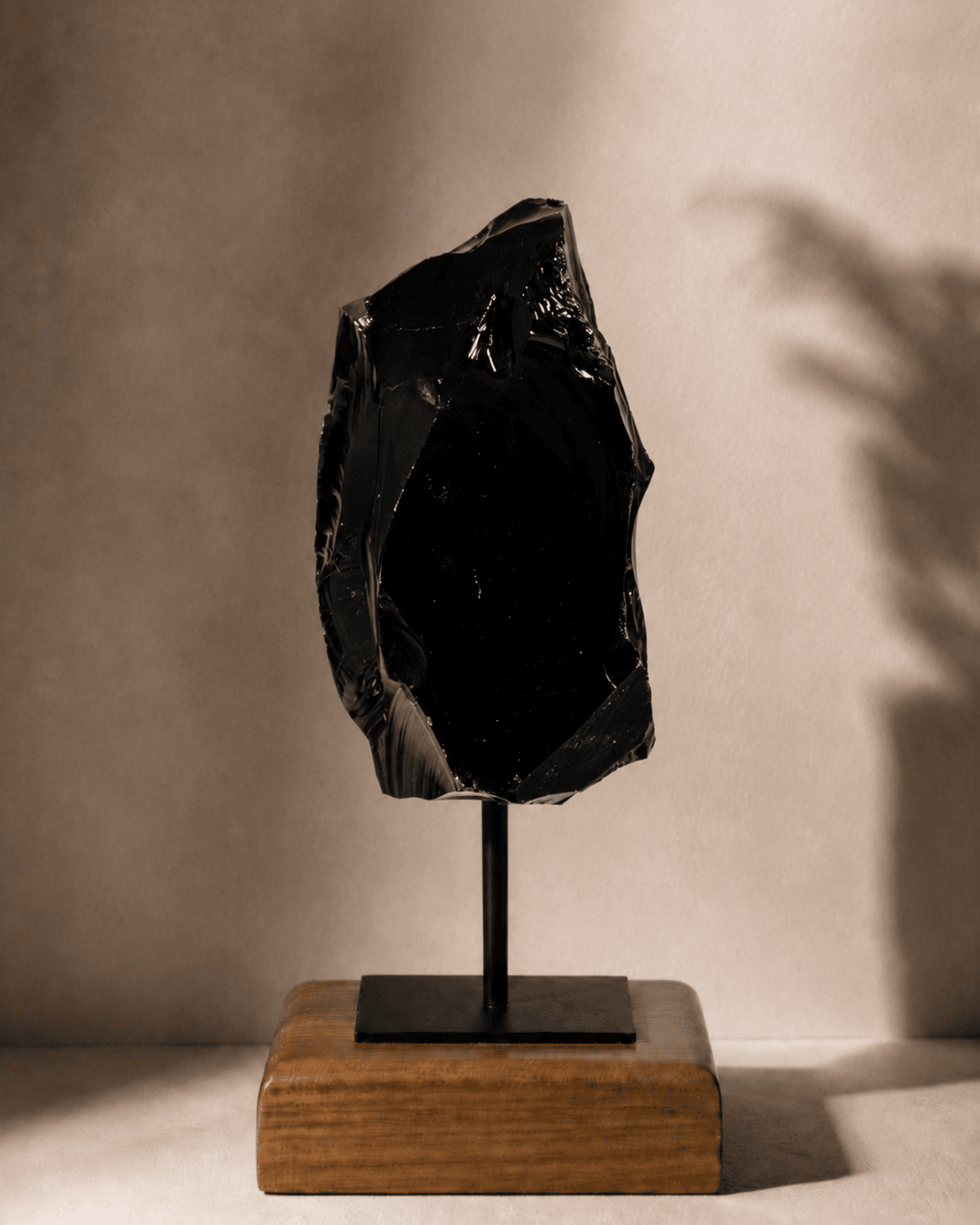 Escultura em Pedra Obsidiana Preta - 25cm