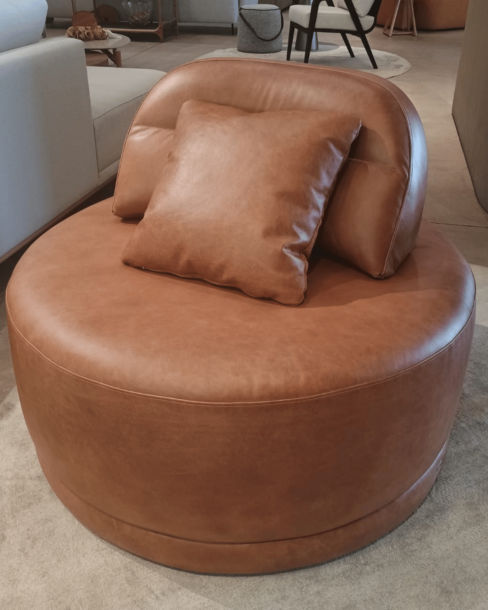 Poltrona Giratória Aurora - Couro Natural - Pronta Entrega