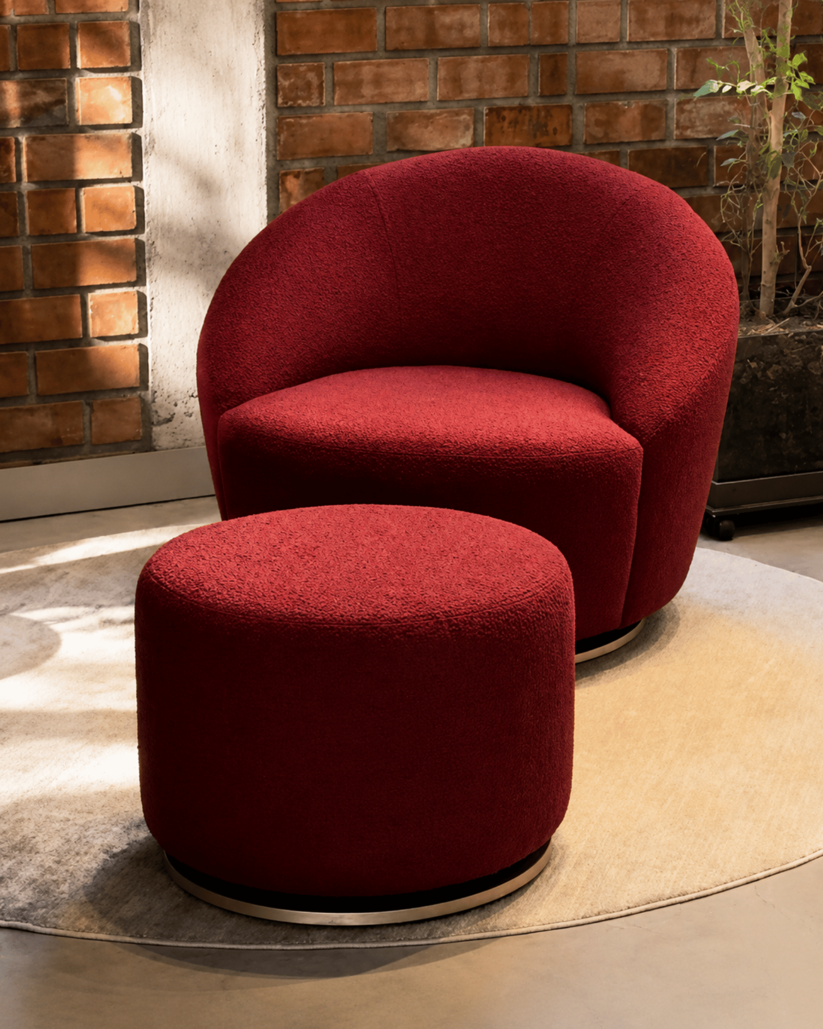 Poltrona Giratória Perola com Puff - Boucle Especial Hibisco - Pronta Entrega