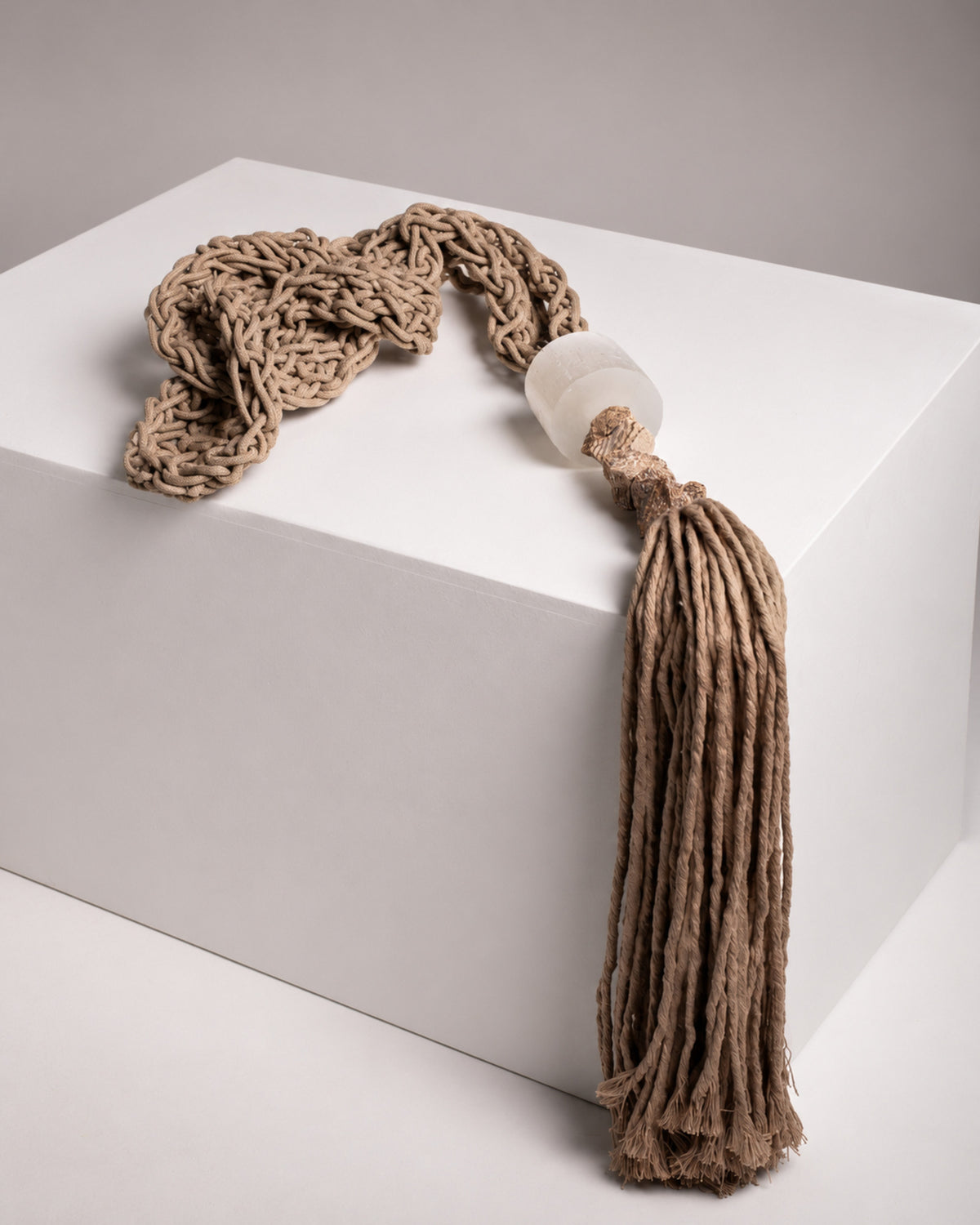 Colar de Mesa C323 - Tricot Náutico e Pedra Selenita — peça individual