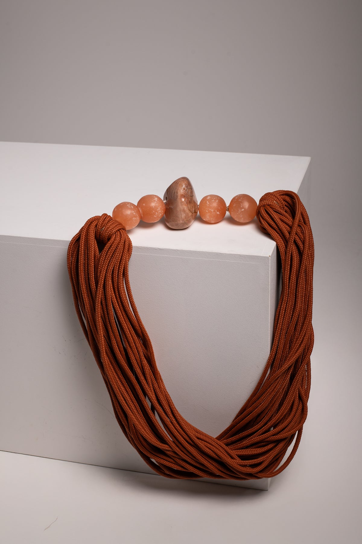 Colar de Mesa C335 Corda Náutica – Pedra Selenita Laranja e Feldspato