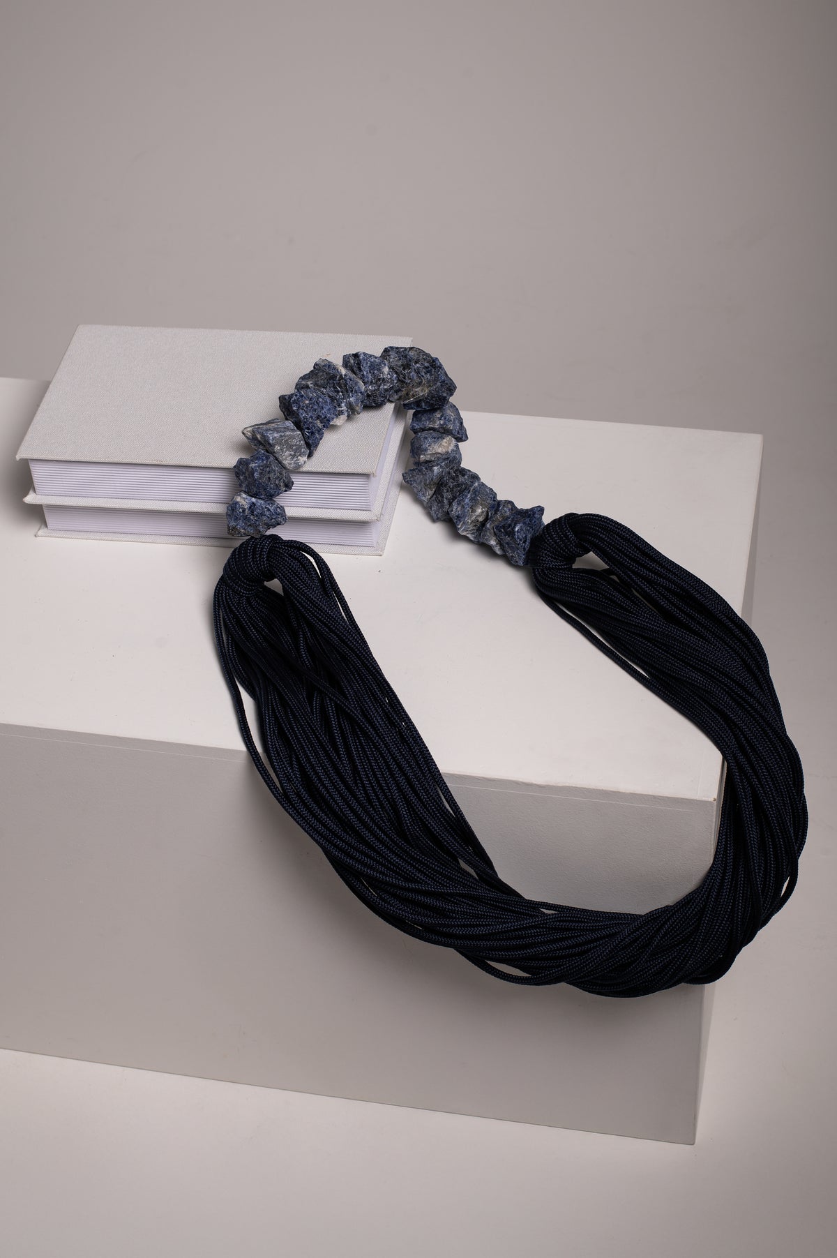 Colar de Mesa C372 Corda Náutica Azul com Pedra Sodalita
