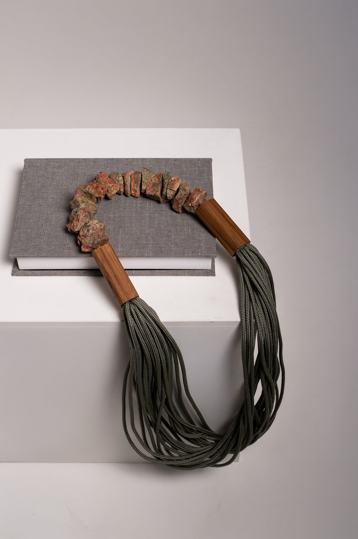 Colar de Mesa C151 - Corda Náutica Verde com Pedra Unakita