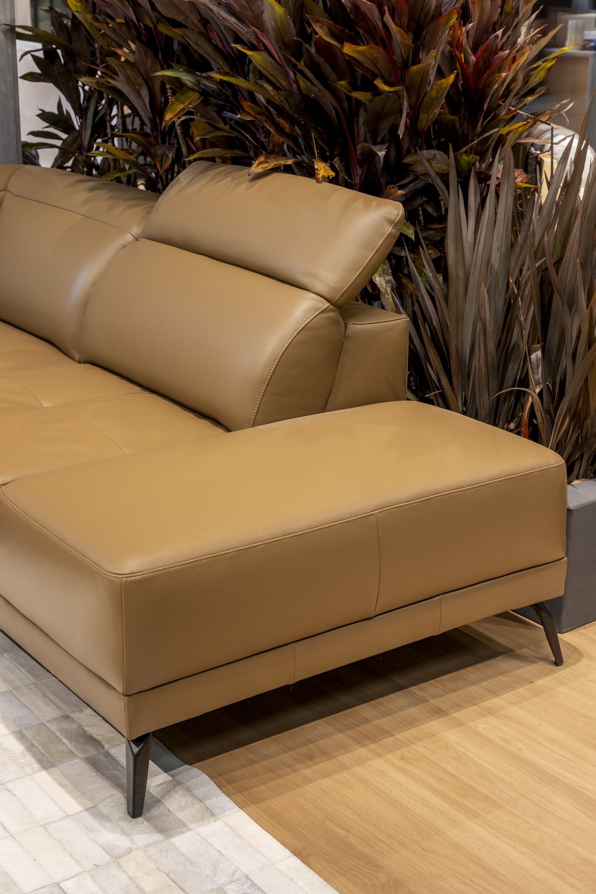 Sofá Couro Natural Oliv — detalhe chaise