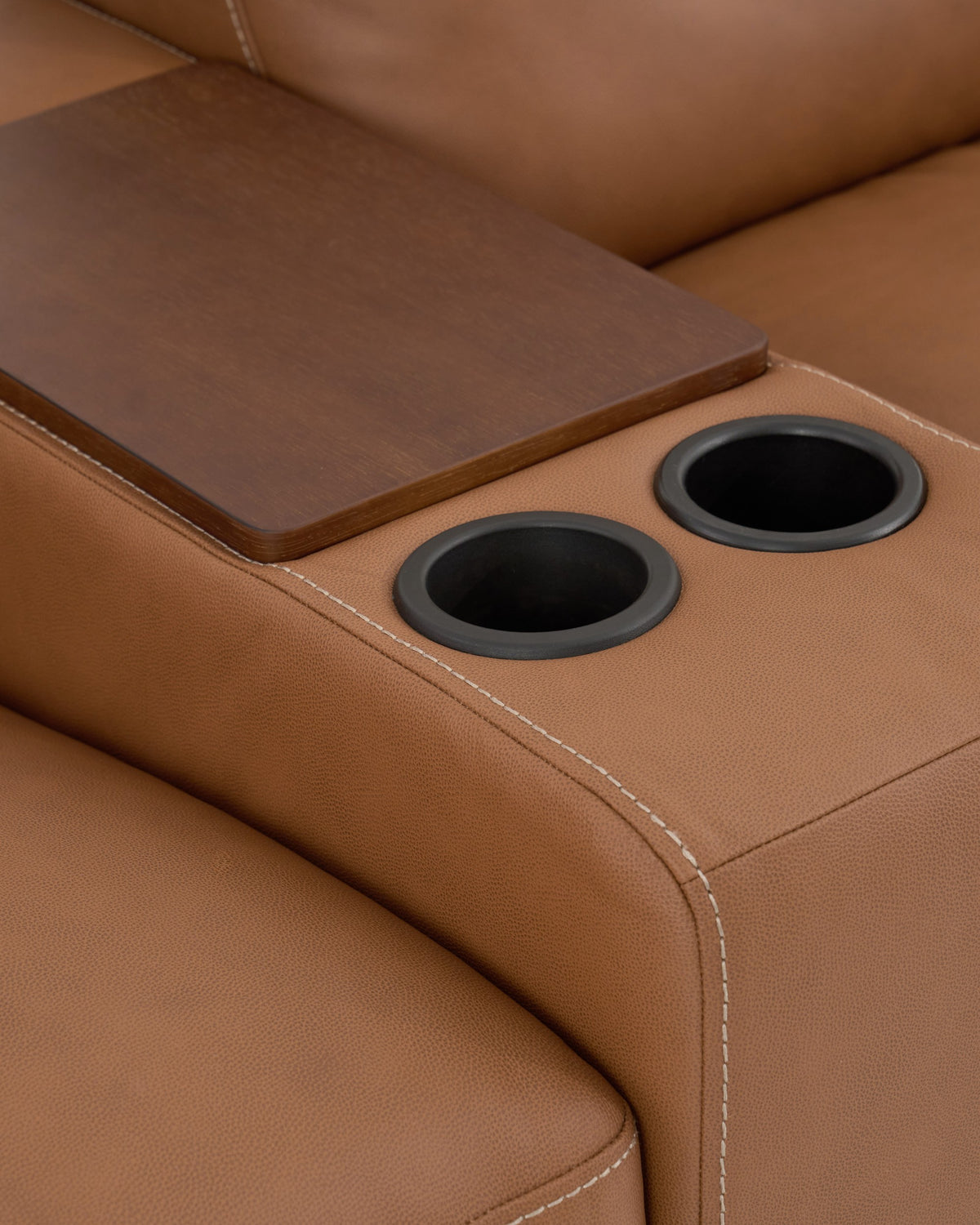 Sofá Couro Natural Reclinável Elétrico Colle — detalhe console madeira