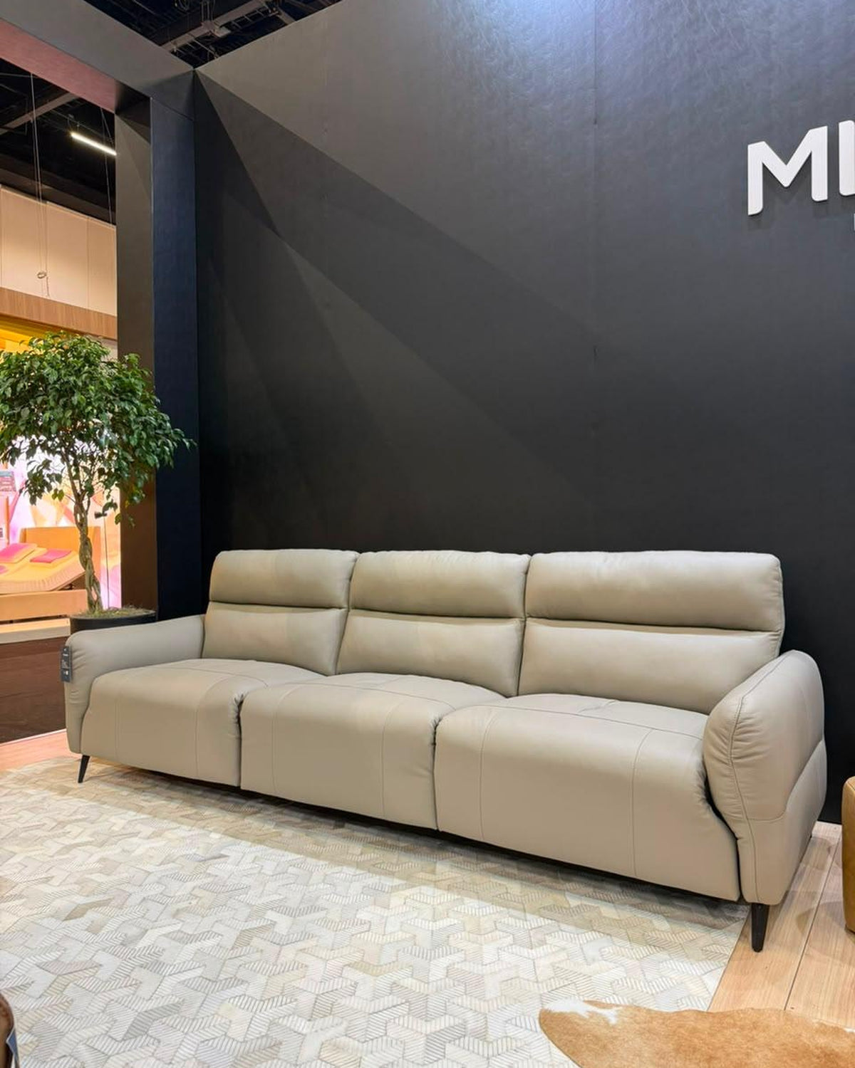 Sofá Prad detalhe showroom