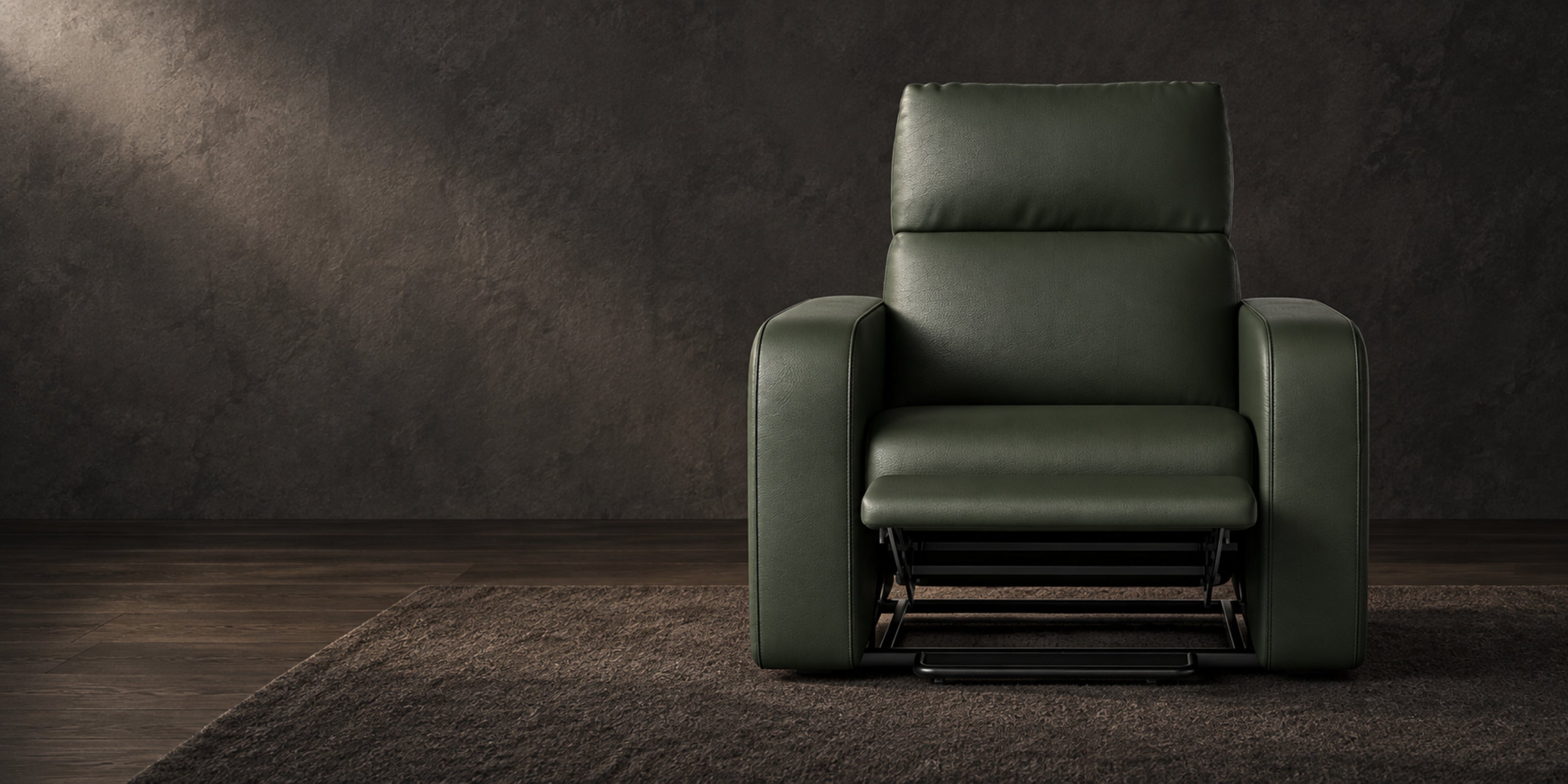 Poltrona Essentia em couro natural verde em ambiente editorial escuro