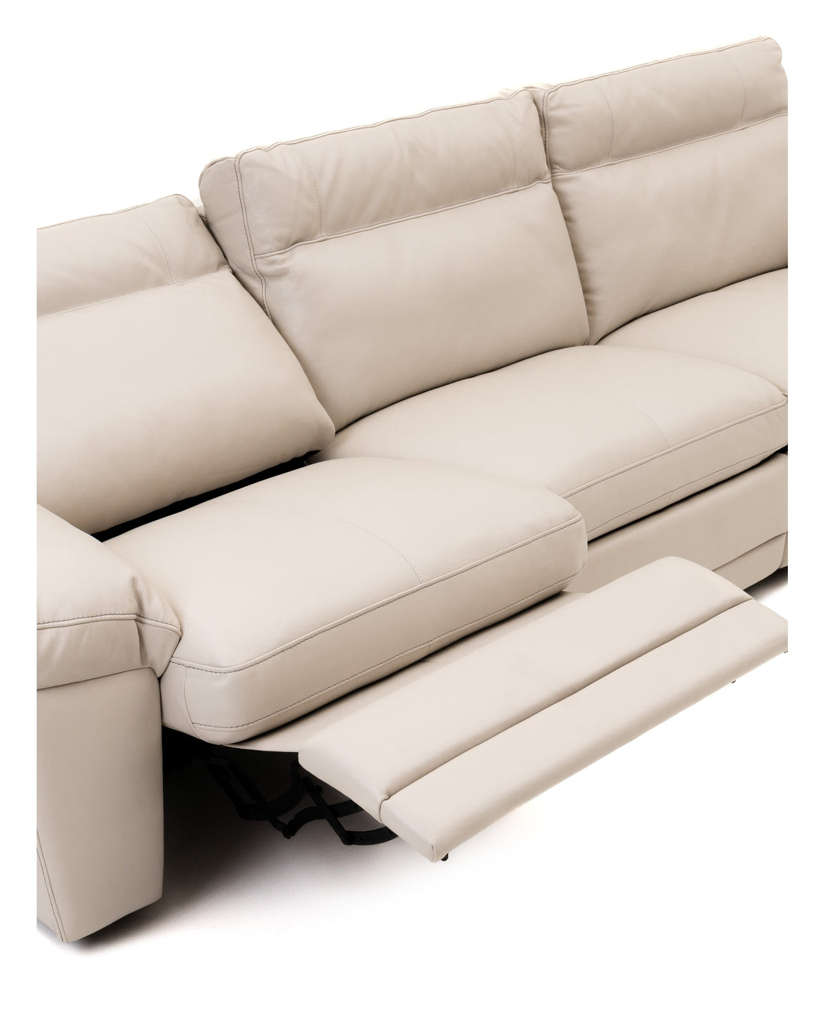 Sofá Couro Natural Reclinável Elétrico Colle — detalhe reclínio estúdio 4:5