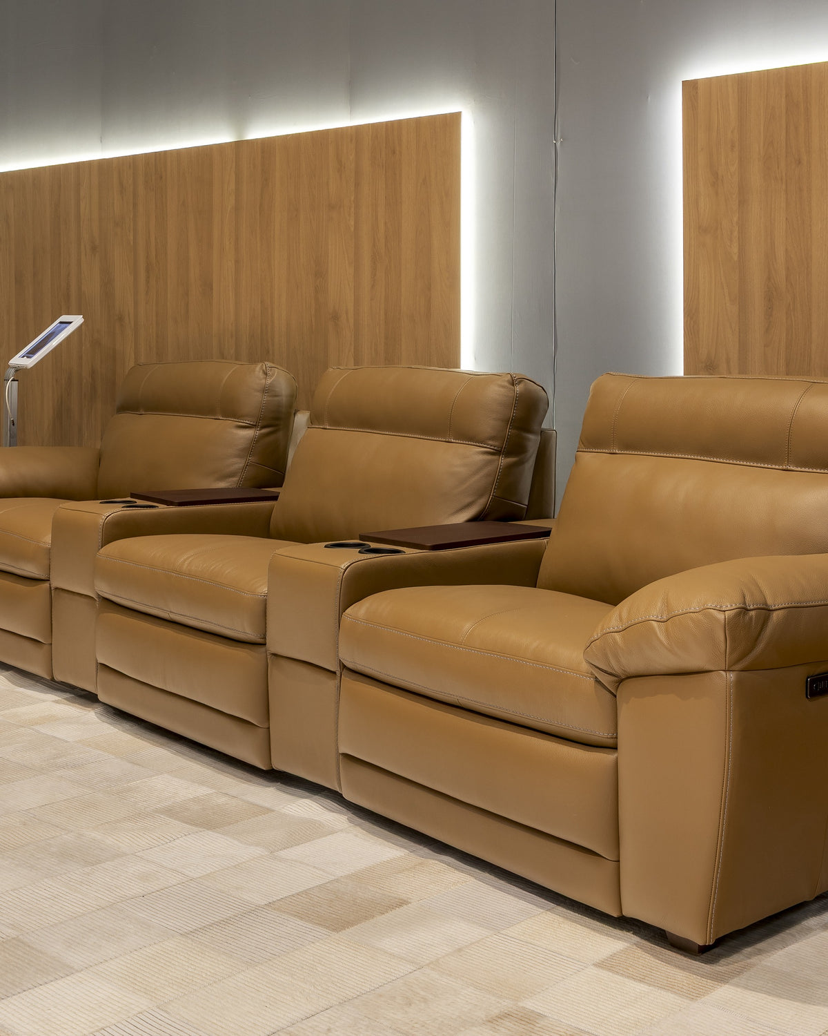Sofá Couro Natural Reclinável Elétrico Colle — showroom Sherwood