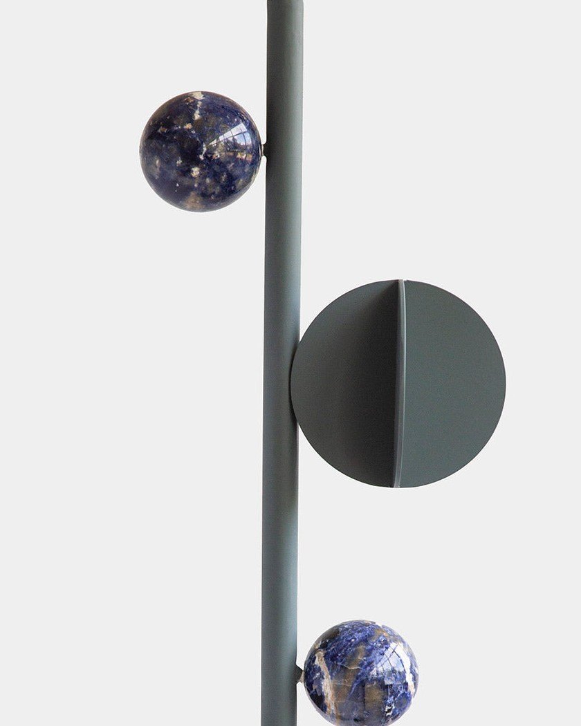 Haste e discos em aço carbono com pintura eletrostática do Cabideiro Gomos