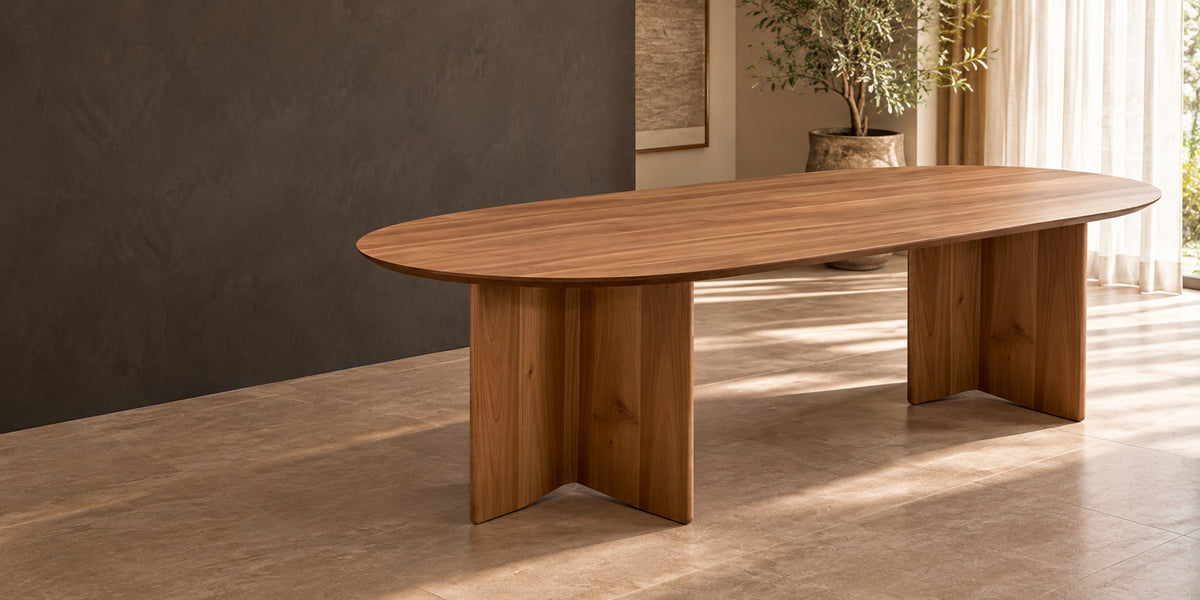 Mesa de Jantar Oval Luisa em madeira maciça — hero editorial