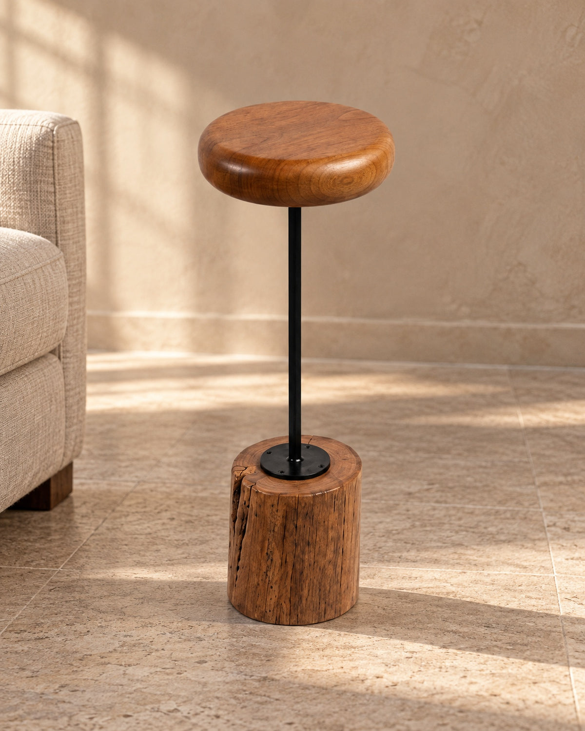 Mesa Lateral Balanço em ambiente ao lado do sofá