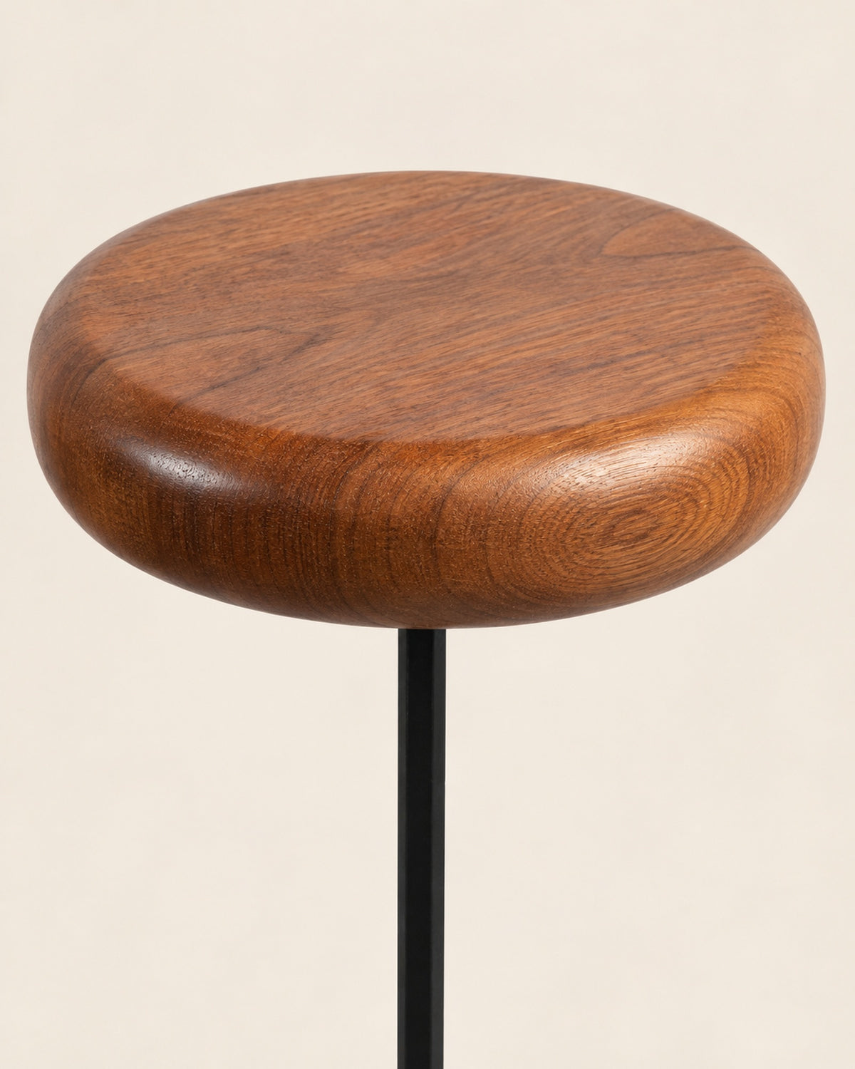 Detalhe do tampo maciço de 6 cm e bordas boleadas da Mesa Lateral Balanço