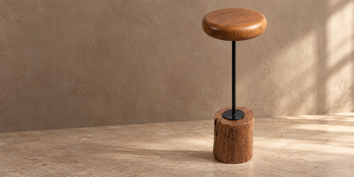 Mesa Lateral Balanço com tampo maciço, haste preta e base em tora natural