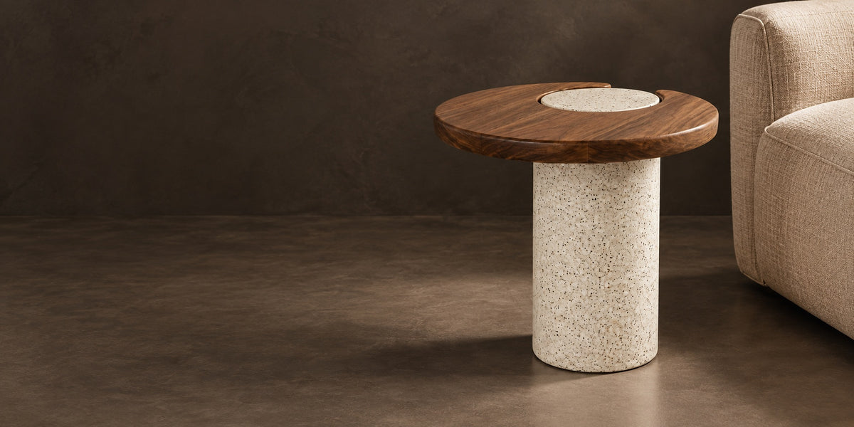 Mesa Lateral Meia Lua em ambiente editorial escuro
