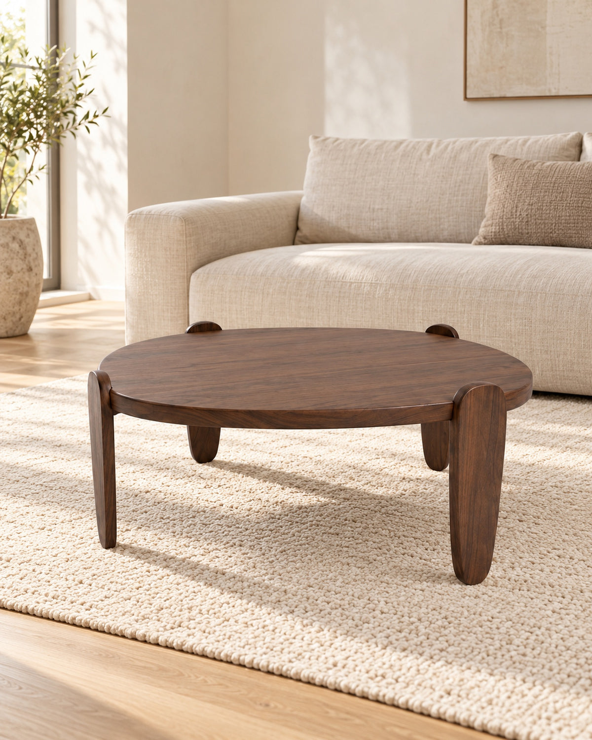 Mesa de Centro Pinhão em madeira maciça na cor Sucupira em sala de estar