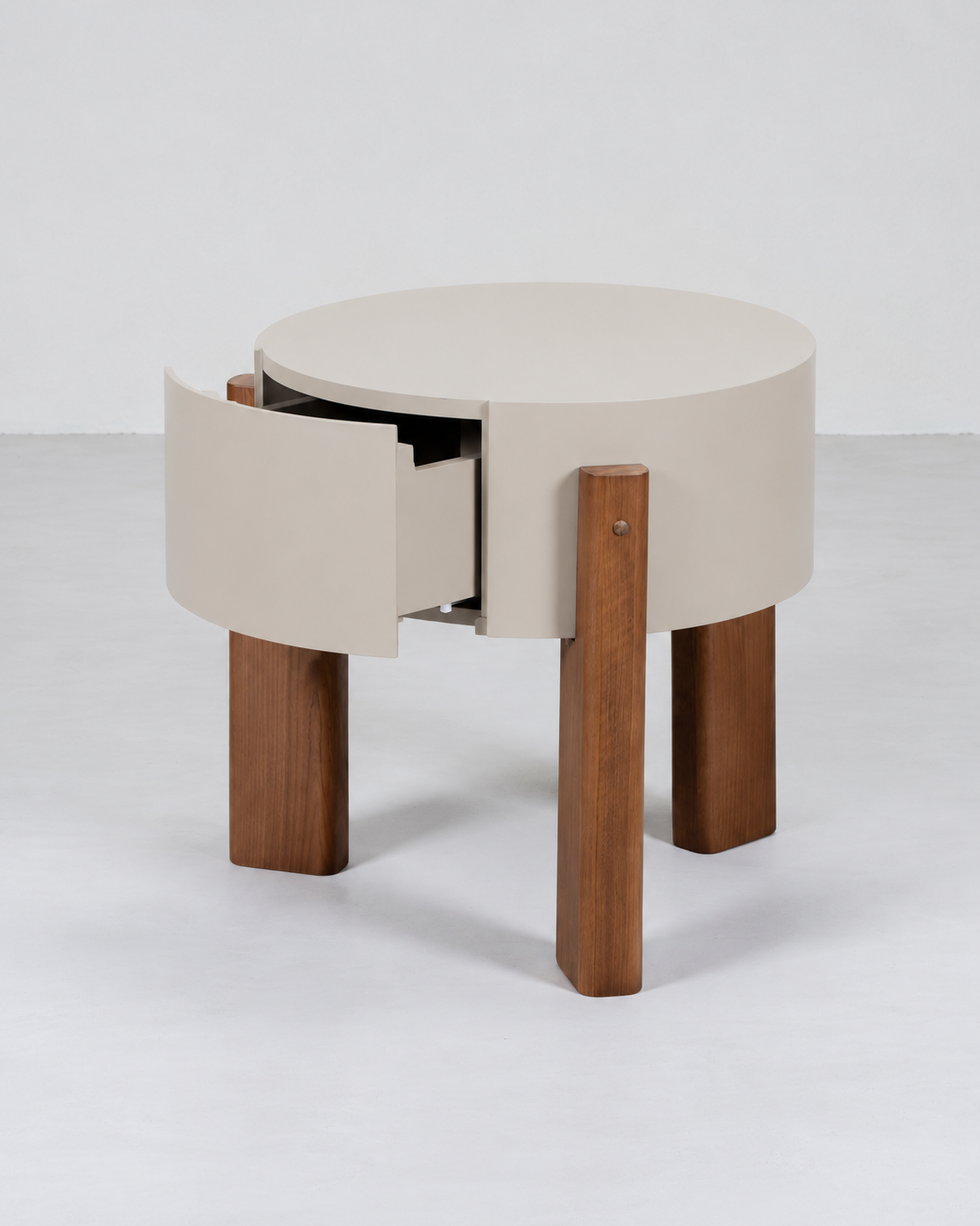 Mesa de Cabeceira Ritu — gaveta aberta