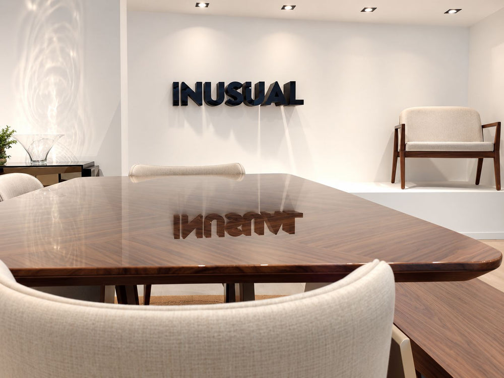 Mesa de madeira e cadeiras estofadas no showroom Inusual