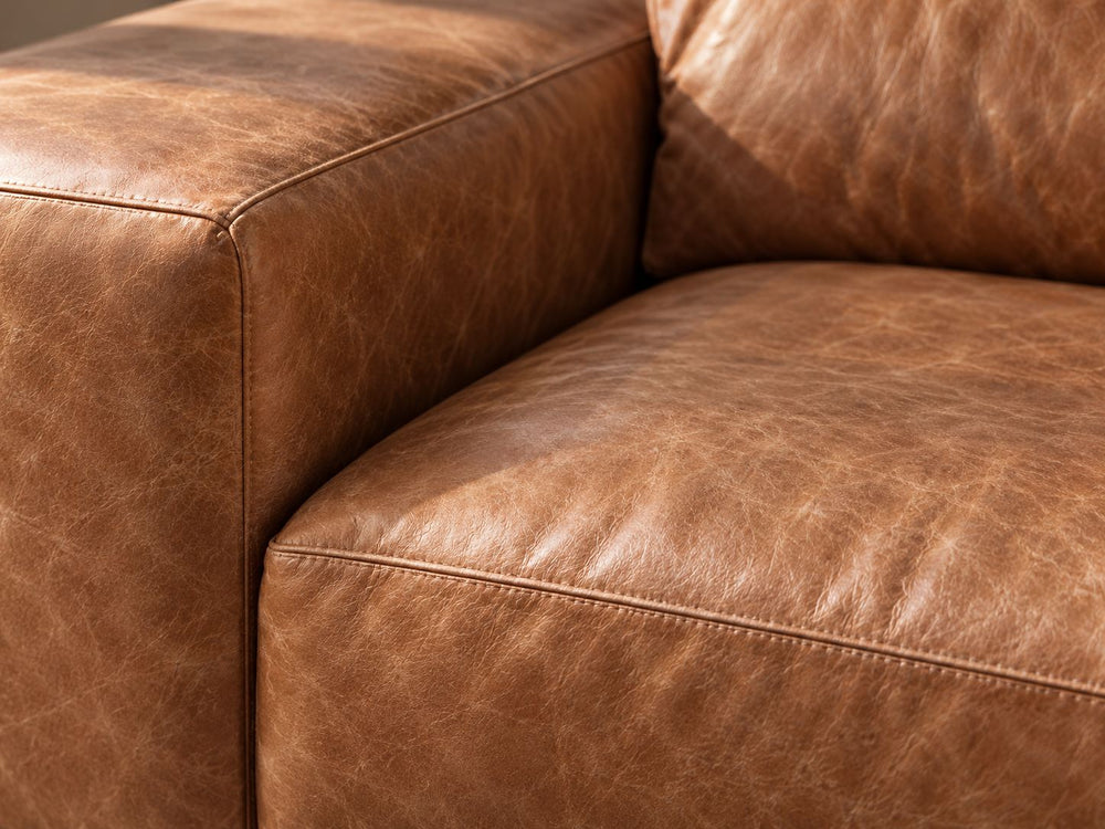 Textura e costuras de couro cognac em detalhe